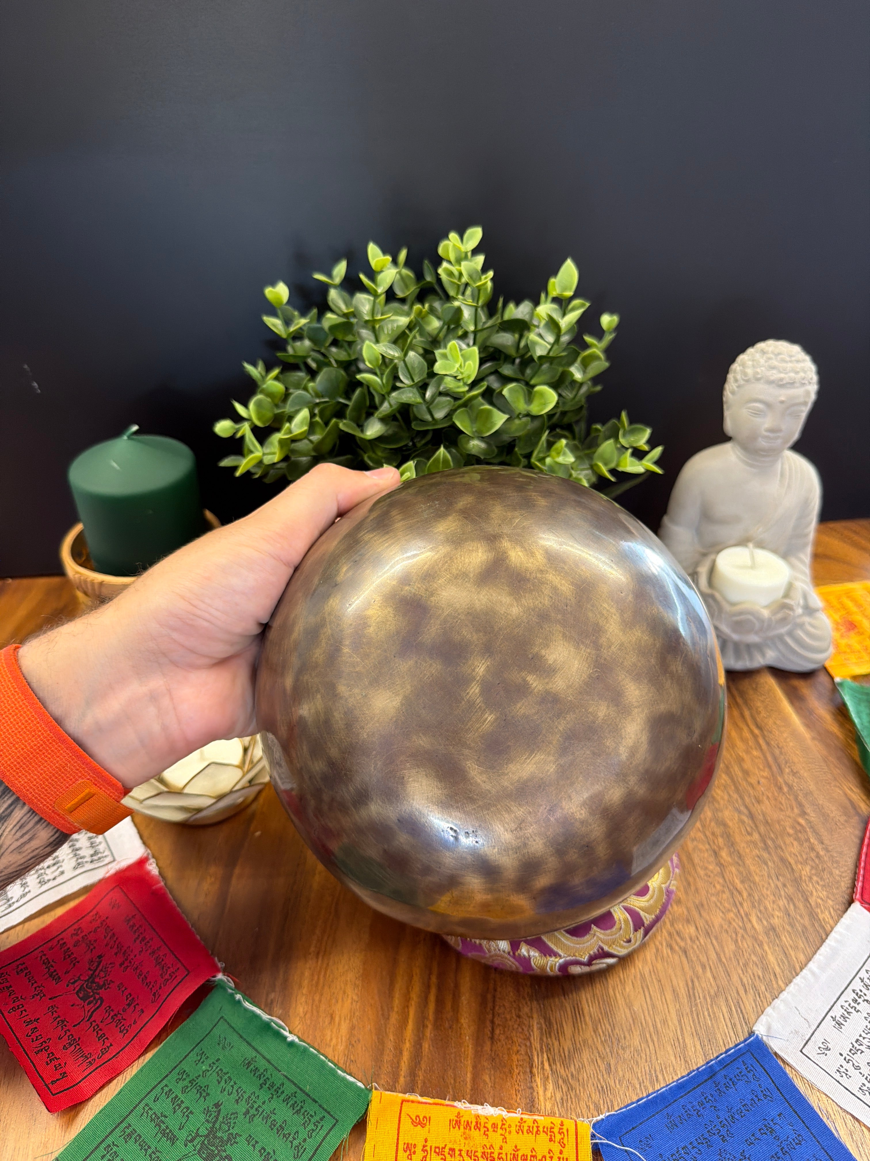 Bol chantant tibétain artisanal - LA 430 Hz - Chakra Troisième Oeil - 18 cm