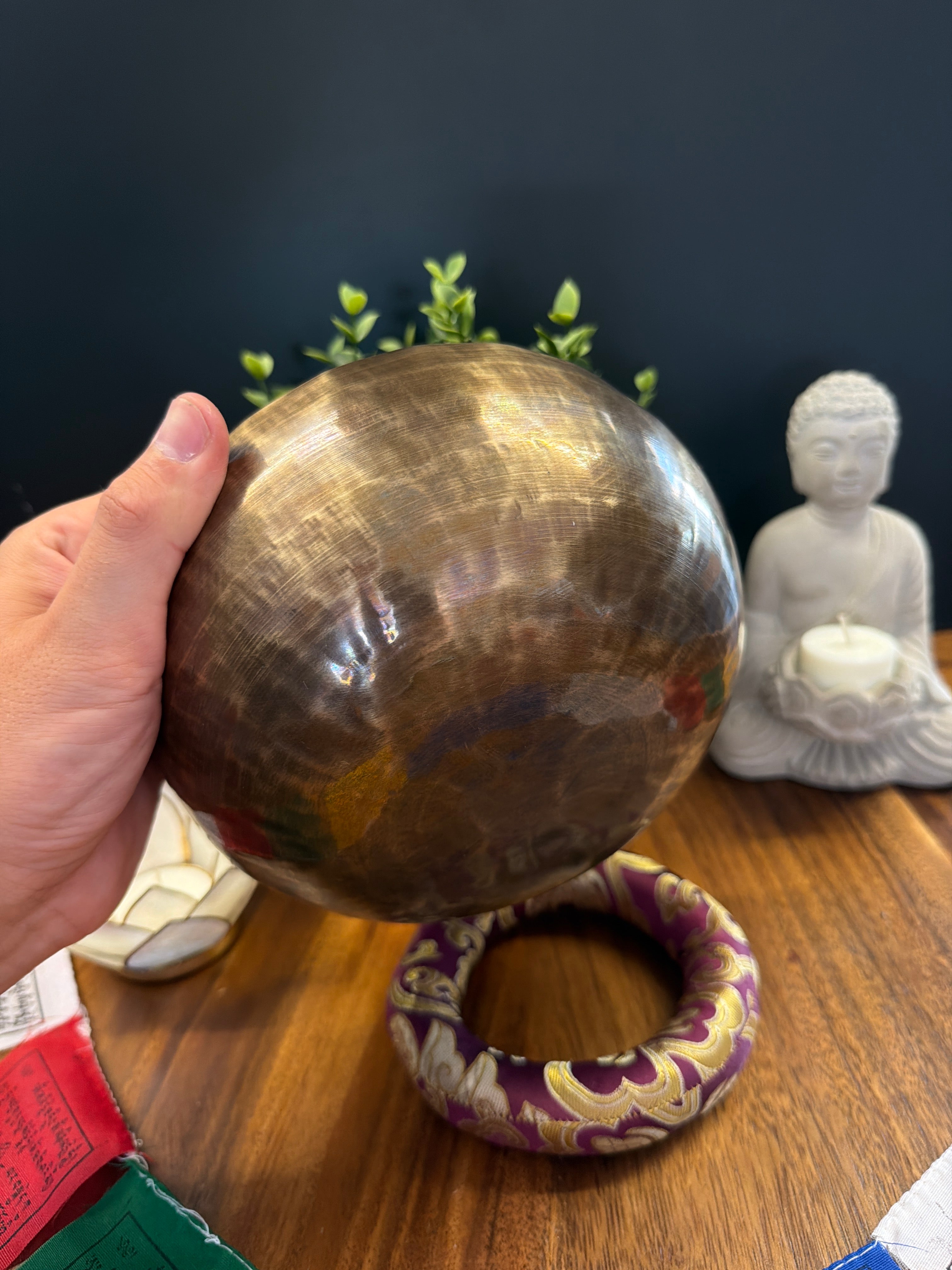 Bol chantant tibétain artisanal - LA 414 Hz - Chakra Troisième Oeil - 18 cm