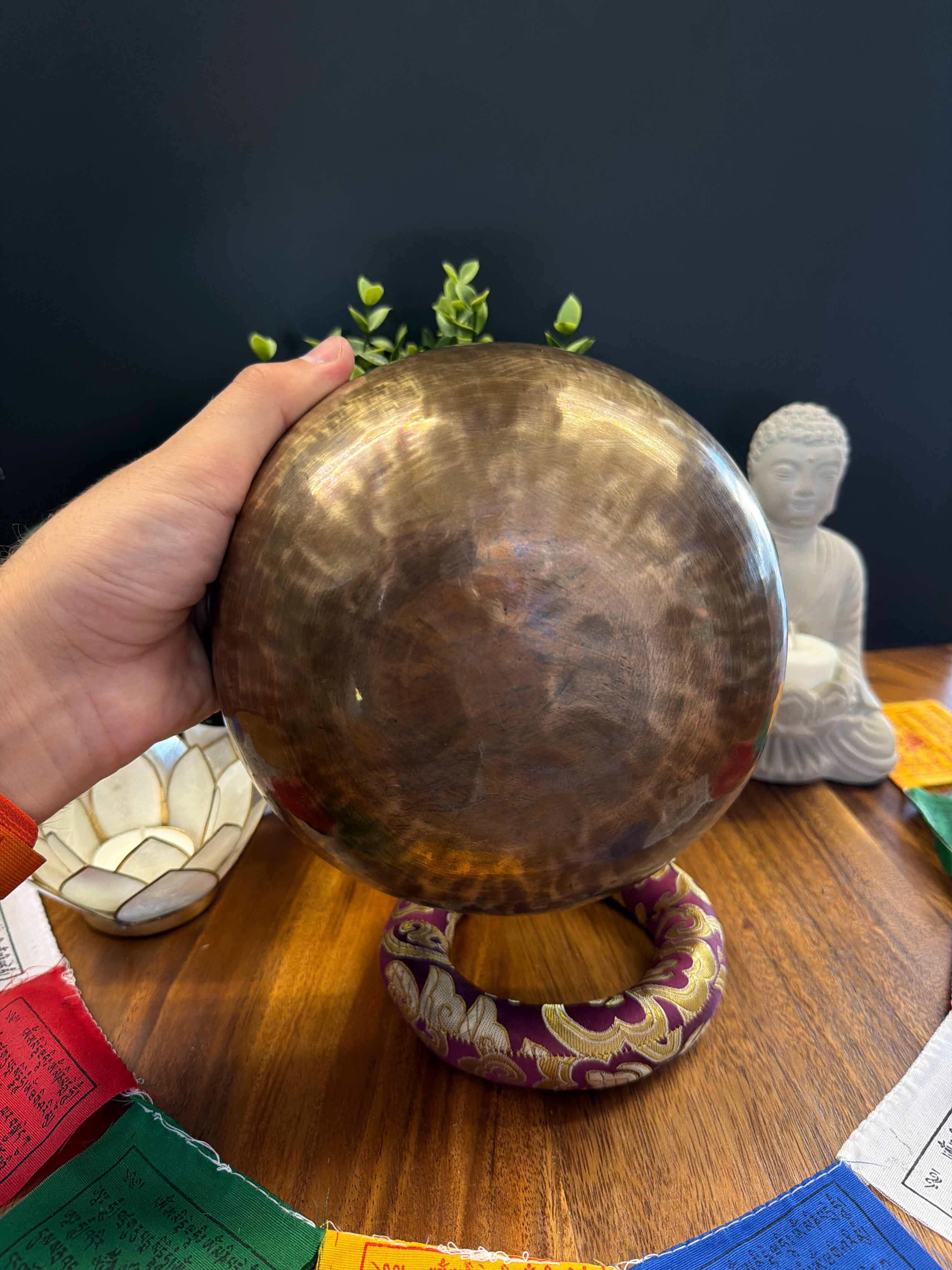 Bol chantant tibétain artisanal - LA 414 Hz - Chakra Troisième Oeil - 18 cm