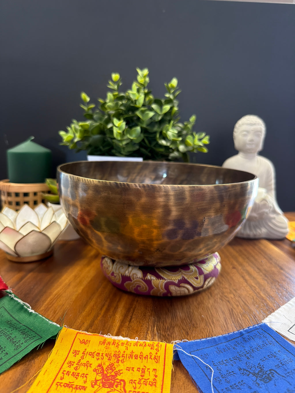 Bol chantant tibétain artisanal - LA 449 Hz - Chakra Troisième Oeil - 20 cm