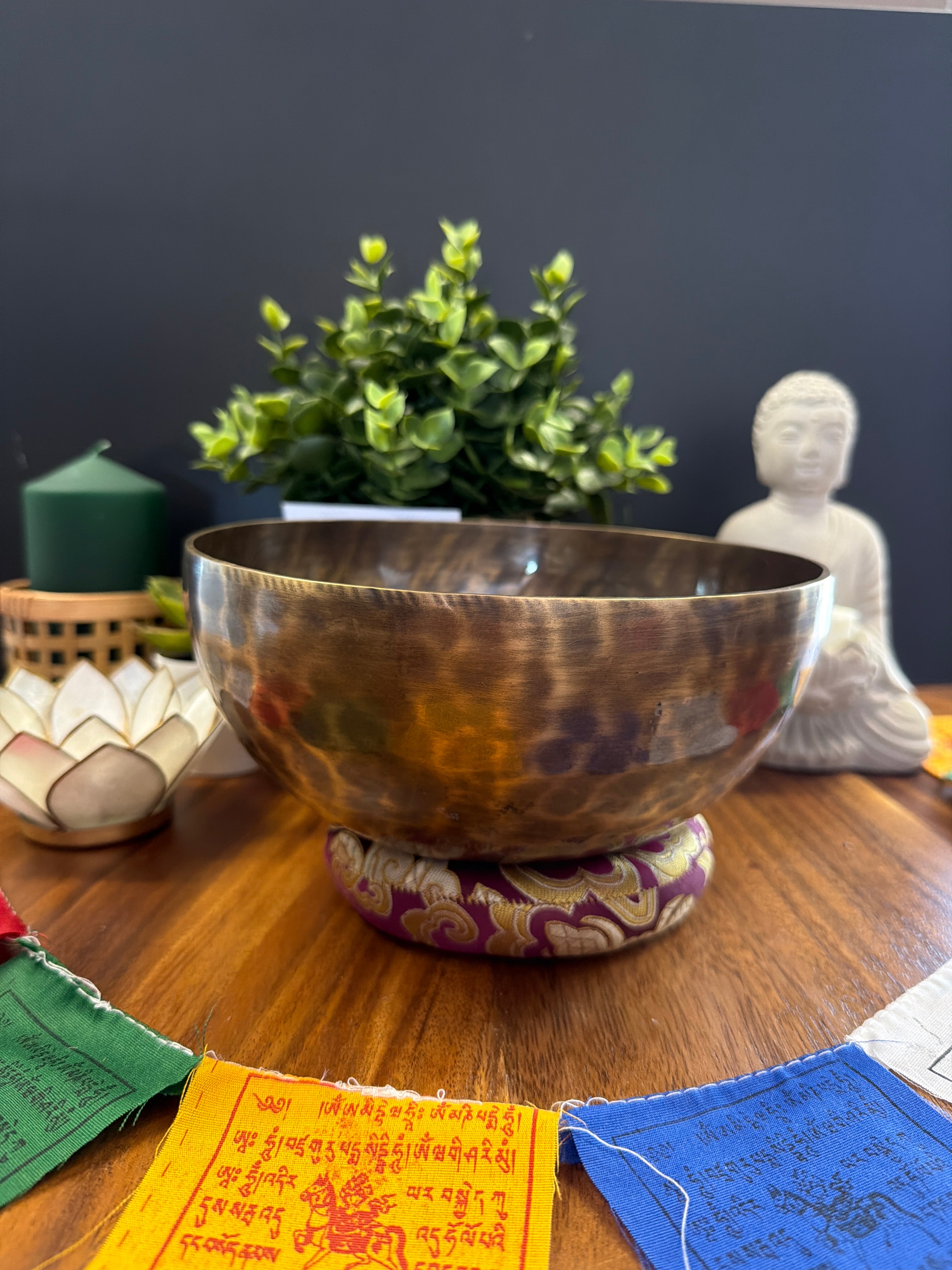 Bol chantant tibétain artisanal - LA 449 Hz - Chakra Troisième Oeil - 20 cm