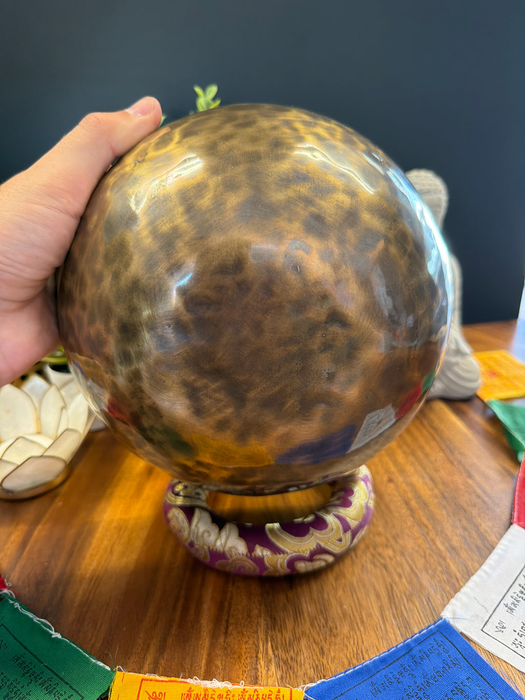 Bol chantant tibétain artisanal - LA 449 Hz - Chakra Troisième Oeil - 20 cm
